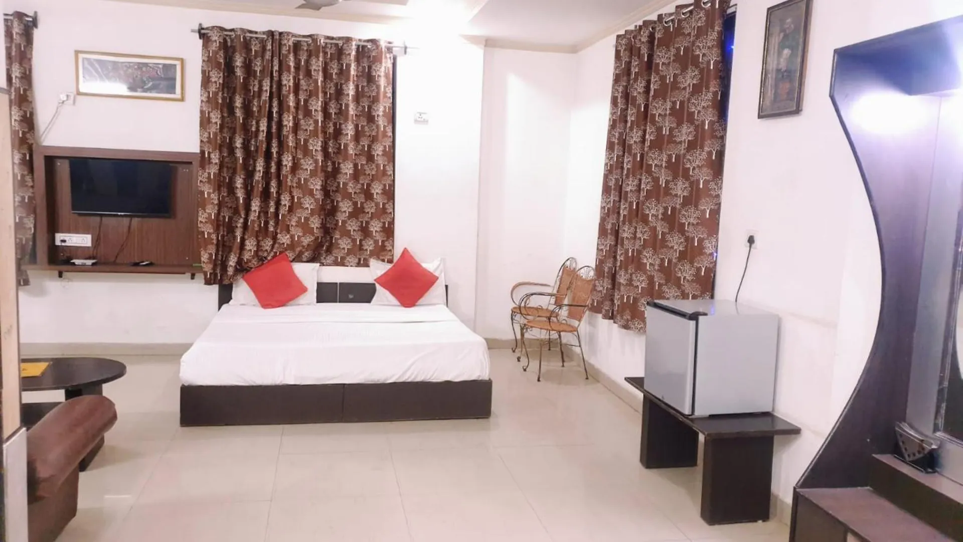 Agra Hotel# Prashant Palace - Near Taj Mahal -Free Wi-Fi And Parking Facilities - A Top Premium Hotel In Agra