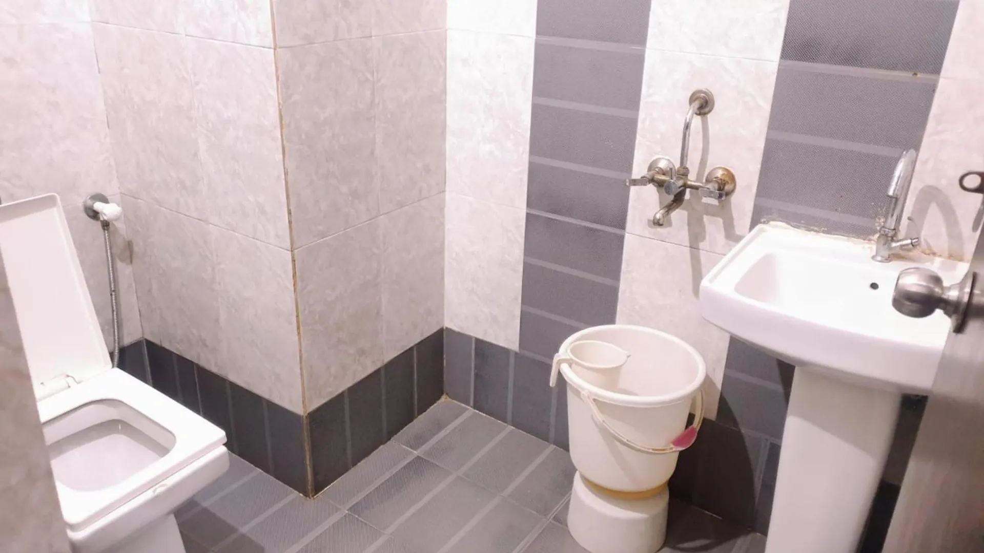 Agra Hotel# Prashant Palace - Near Taj Mahal -Free Wi-Fi And Parking Facilities - A Top Premium Hotel In Agra
